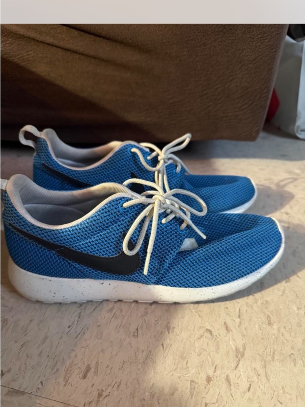 Nike Women’s Blue Mesh Sneakers with Black Swoosh - Picture 3 of 4